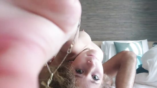Кудрявая красавица в домашнем видео со своим мужем
